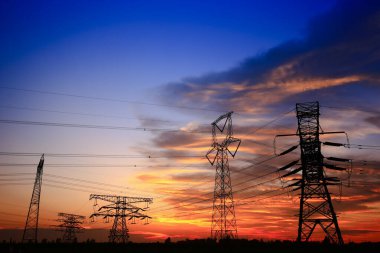 Pylon, yüksek voltajlı kule gökyüzü arka planı.