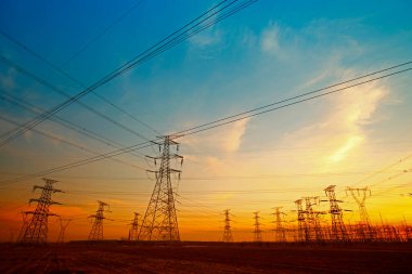 Gün batımında elektrik enerjisi akımı