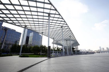 Arka plan olarak çelik yapı geometri inşaatı