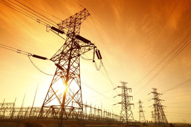 Gün batımında elektrik enerjisi akımı 