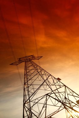 Gün batımında elektrik enerjisi akımı 