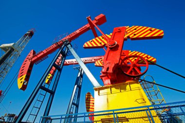 Petrol pompası, kardaki petrol endüstrisi ekipmanları