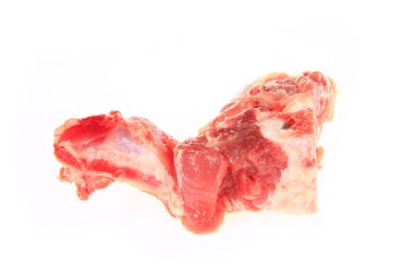 beyaz zemin üzerine taze domuz pirzolası