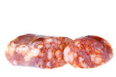 Beyaz arka planda izole edilmiş sosisler.