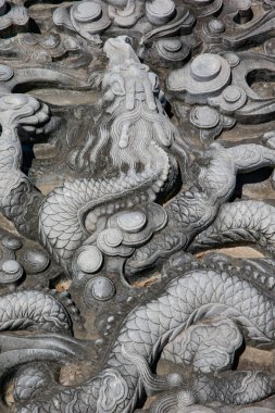 Taşın üzerindeki eski bir süs. Yakın plan dikişsiz doku. Taş dokusu. Taştaki desen. Kabartmalı desen.