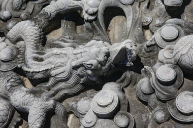 Taşın üzerindeki eski bir süs. Yakın plan dikişsiz doku. Taş dokusu. Taştaki desen. Kabartmalı desen.