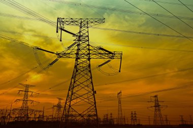 Elektrik kulesi, gün batımında siluet.