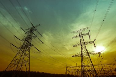 Elektrik kulesi, gün batımında siluet.