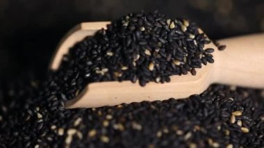 Dönen siyah susam tohumları, susam yağı