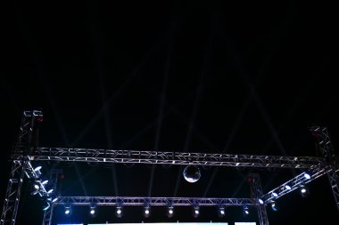 Karanlık, bulanık şekildeki sahne aydınlatma efekti 