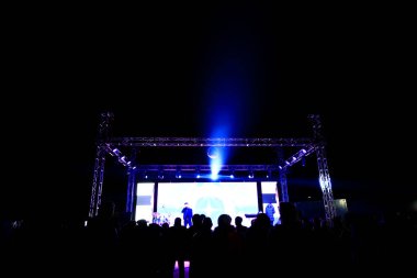 Karanlık, bulanık şekildeki sahne aydınlatma efekti 