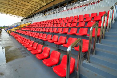 Spor stadyumundaki koltuklar.