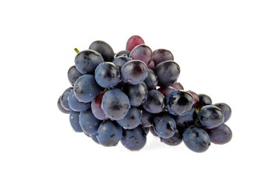 Beyaz arkaplanda üzümler 