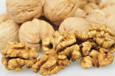 Cevizin beyaz arka planı