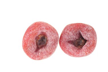 Beyaz arkaplanda kurumuş hurma