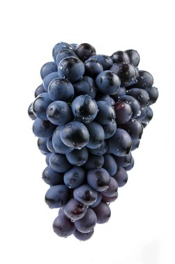 Beyaz arkaplanda üzümler 