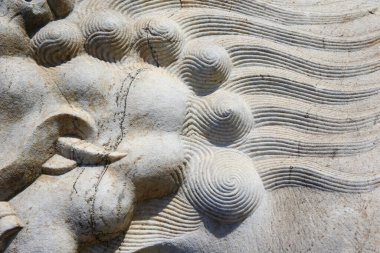 Taşın üzerindeki eski bir süs. Yakın plan dikişsiz doku. Taş dokusu. Taştaki desen. Kabartmalı desen.