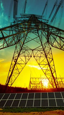 Güneş panelleri ve elektrik kulesi, yeşil enerji