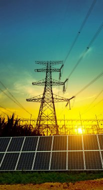 Güneş panelleri ve elektrik kulesi, yeşil enerji