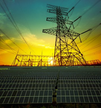Güneş panelleri ve elektrik kulesi, yeşil enerji