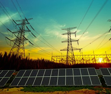 Güneş panelleri ve elektrik kulesi, yeşil enerji