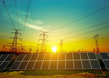 Güneş panelleri ve elektrik kulesi, yeşil enerji