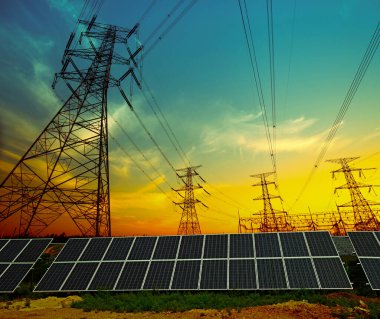 Güneş panelleri ve elektrik kulesi, yeşil enerji