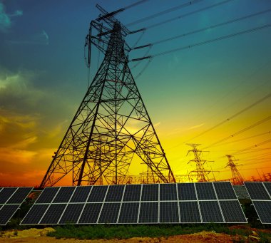 Güneş panelleri ve elektrik kulesi, yeşil enerji