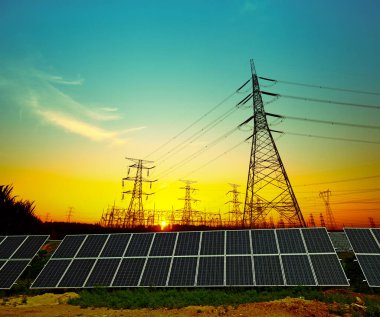 Güneş panelleri ve elektrik kulesi, yeşil enerji