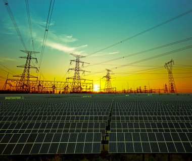 Güneş panelleri ve elektrik kulesi, yeşil enerji