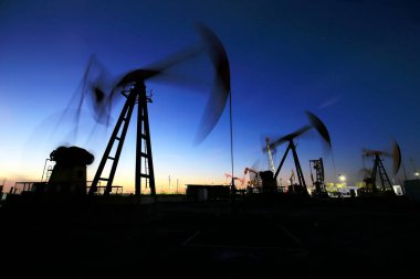 Petrol sahası, akşamları, petrol pompaları çalışıyor., 