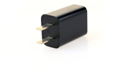 Şarj tapası beyaz bir arkaplanda izole edilmiştir.