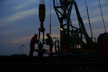 Petrol işçileri çalışıyor.