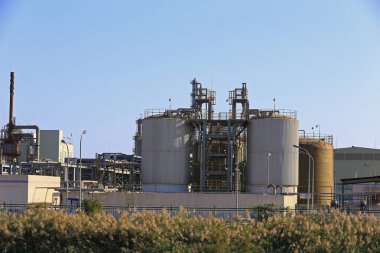 Arka planda mavi gökyüzü olan endüstriyel bitki ekipmanları