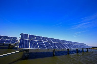 Su üzerindeki güneş panelleri