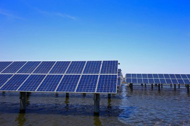 Su üzerindeki güneş panelleri