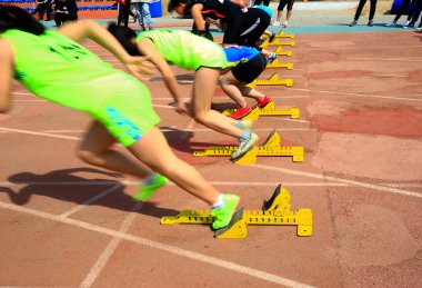 Spor karşılaşması, sporcular hızlı koşmaya başladı.