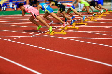 Spor karşılaşması, sporcular hızlı koşmaya başladı.