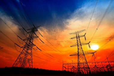 Elektrik kulesi, gün batımında siluet.