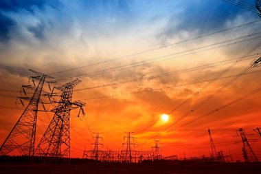 Elektrik kulesi, gün batımında siluet.