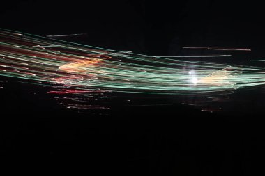 Havai fişekler, karanlıkta ışık, soyut arka plan.