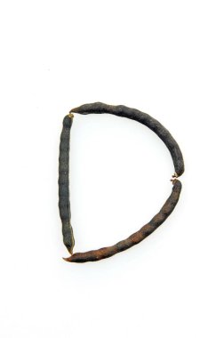 Mung fasulyeleri beyaz arkaplanda harf yaparlar. 