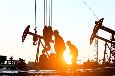 Petrol işçileri çalışıyor.