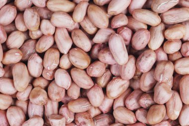 Soyulmuş fıstık çekirdekleri beyaz bir arka planda izole edilmiş.
