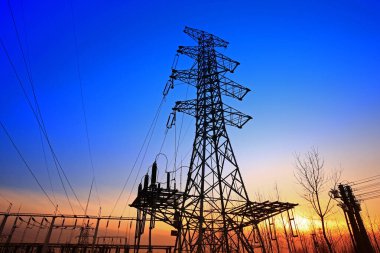 Gün batımında elektrik kulesi.