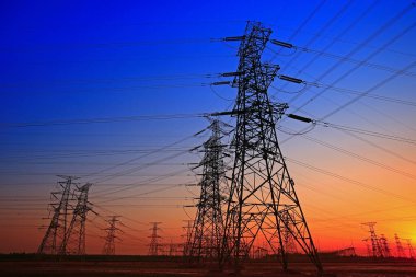 Gün batımında elektrik kulesi.