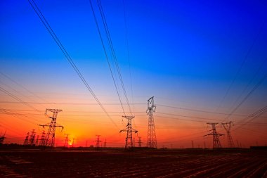 Gün batımında elektrik kulesi.