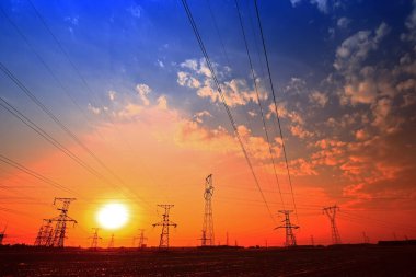 Gün batımında elektrik kulesi.