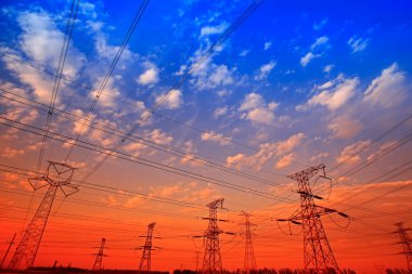 Gün batımında elektrik kulesi.