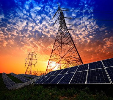 Güneş panelleri ve elektrik kuleleri, güç ekipmanları, günbatımında